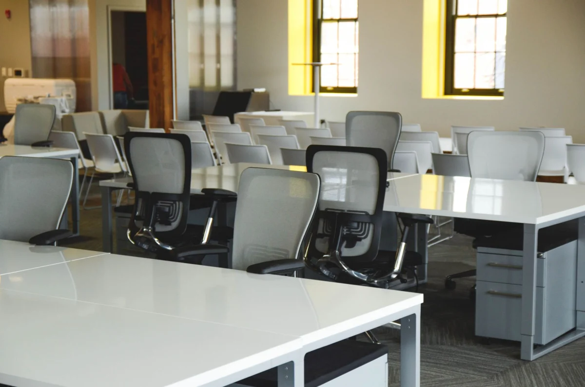 Plateau de bureaux vide avec grandes fenêtres avant travaux de peinture