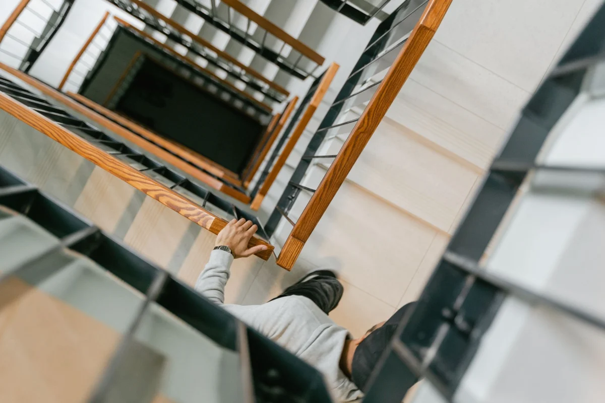 Montée d'escalier d'immeuble avec rampe et paliers