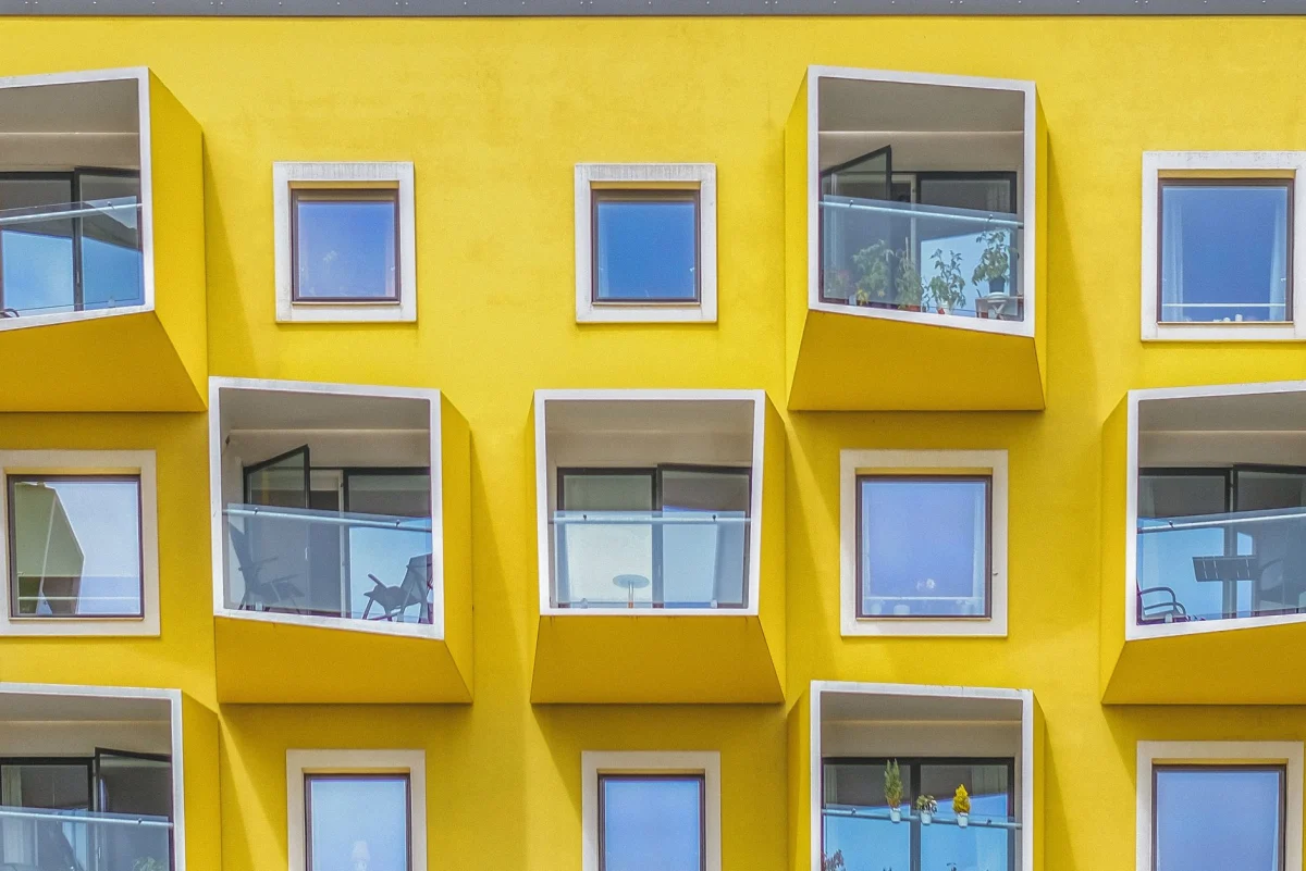 Immeuble d'habitation avec balcons dans l'est de la Seine-Saint-Denis