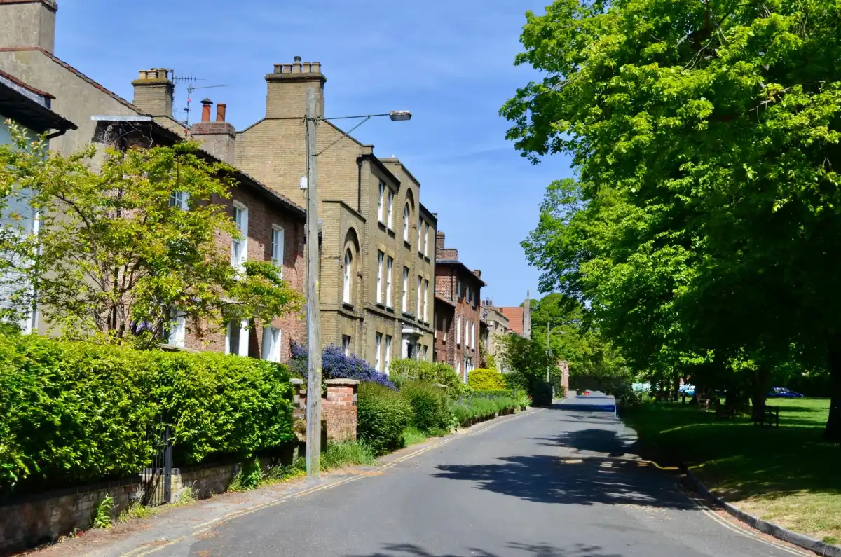 Maisons mitoyennes en brique dans une rue résidentielle de l'est parisien