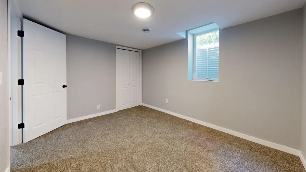 Pièce repeinte en blanc avec parquet, prête à la relocation