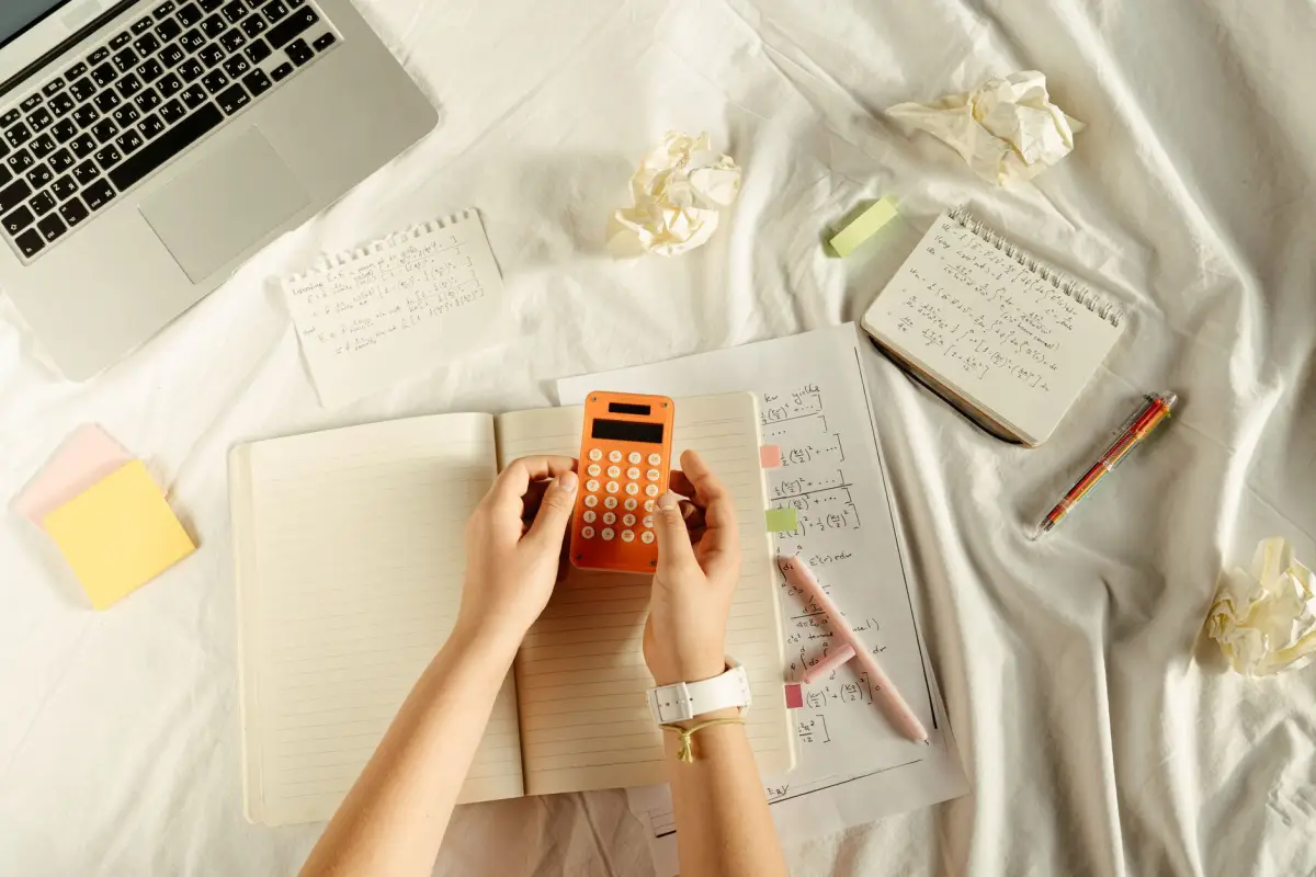 Estimation de budget de travaux sur un carnet et une calculatrice