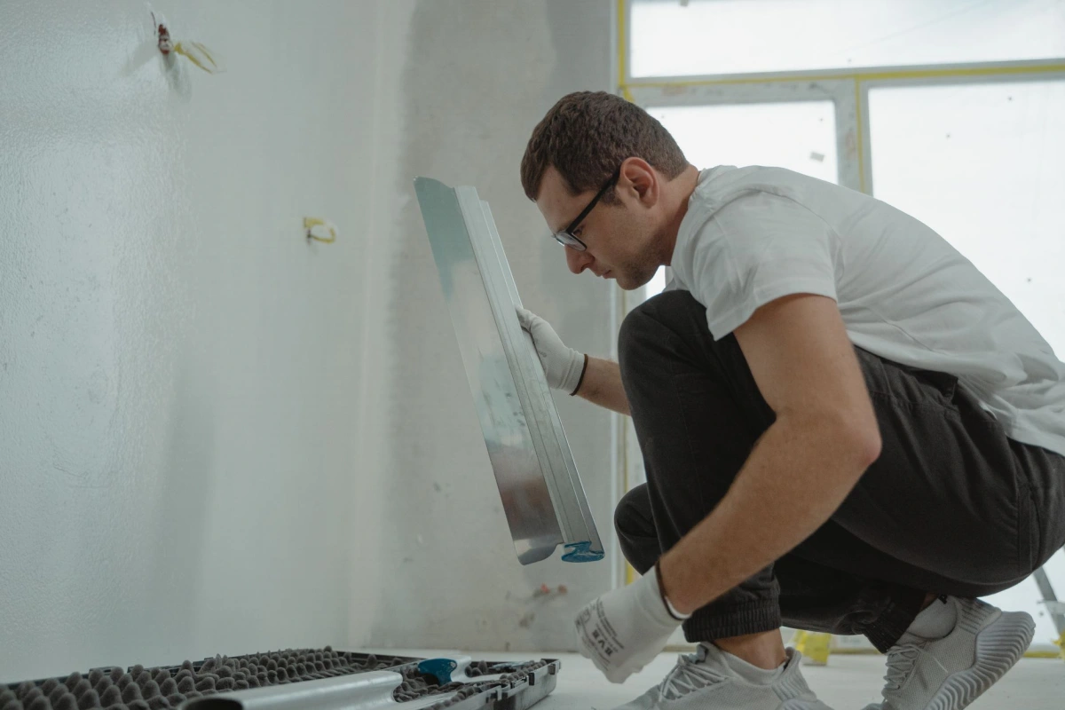 Application d'un enduit de lissage à la lame sur un mur intérieur