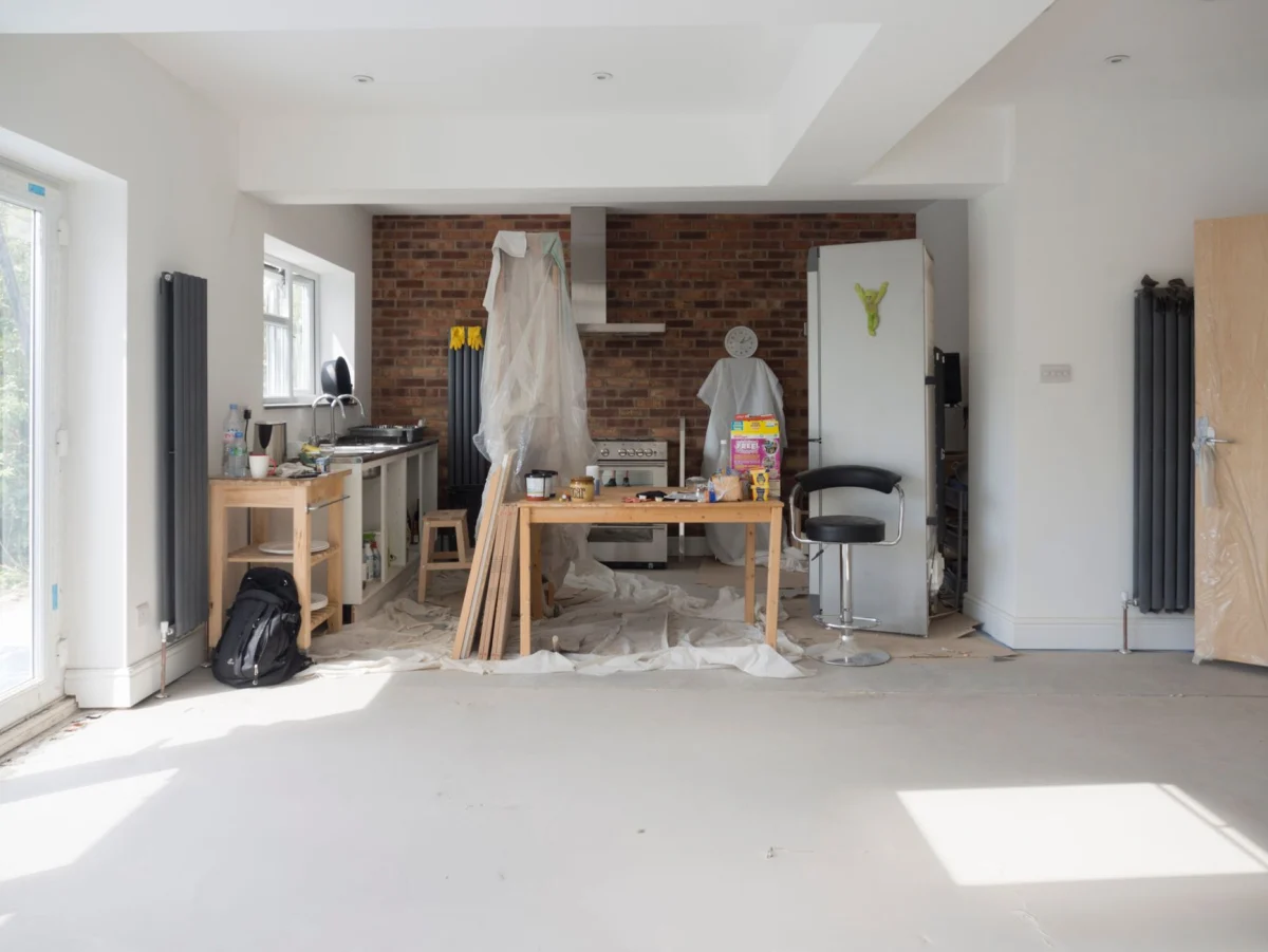 Pièce ancienne en cours de rénovation avec échafaudage roulant